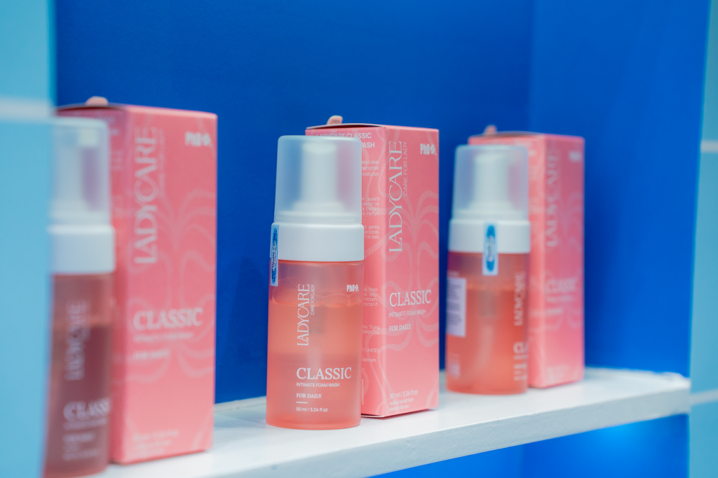 Bọt vệ sinh Ladycare chiếm trọn tình yêu của các bạn gái Gen Z.