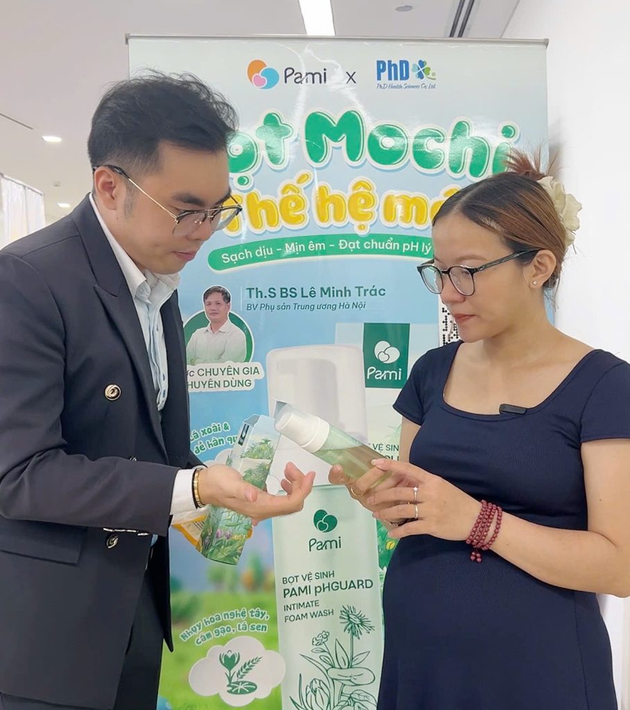 “Bản thân tôi là người không thích mùi hương nồng nên khi trải nghiệm thì nhận thấy Pami có mùi hương khá là dễ chịu, thơm nhưng dịu, không có gắt và nồng. Hiện tại, tôi đang dùng dung dịch vệ sinh dạng gel nên so với dạng bọt thì cảm thấy sản phẩm mềm mịn hơn sau khi sử dụng.” – chị M. chia sẻ. 
